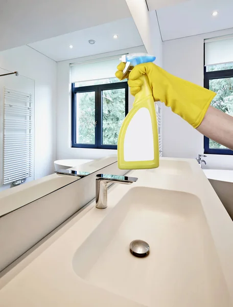 Cleaning mirror in the bathroom — Stock Photo, Image