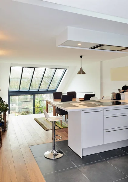 Moderní otevřená kuchyně v zrekonstruovaném domě — Stock fotografie