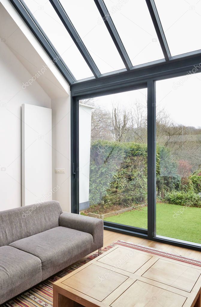 moderno living comedor con grandes ventanales — Foto de stock