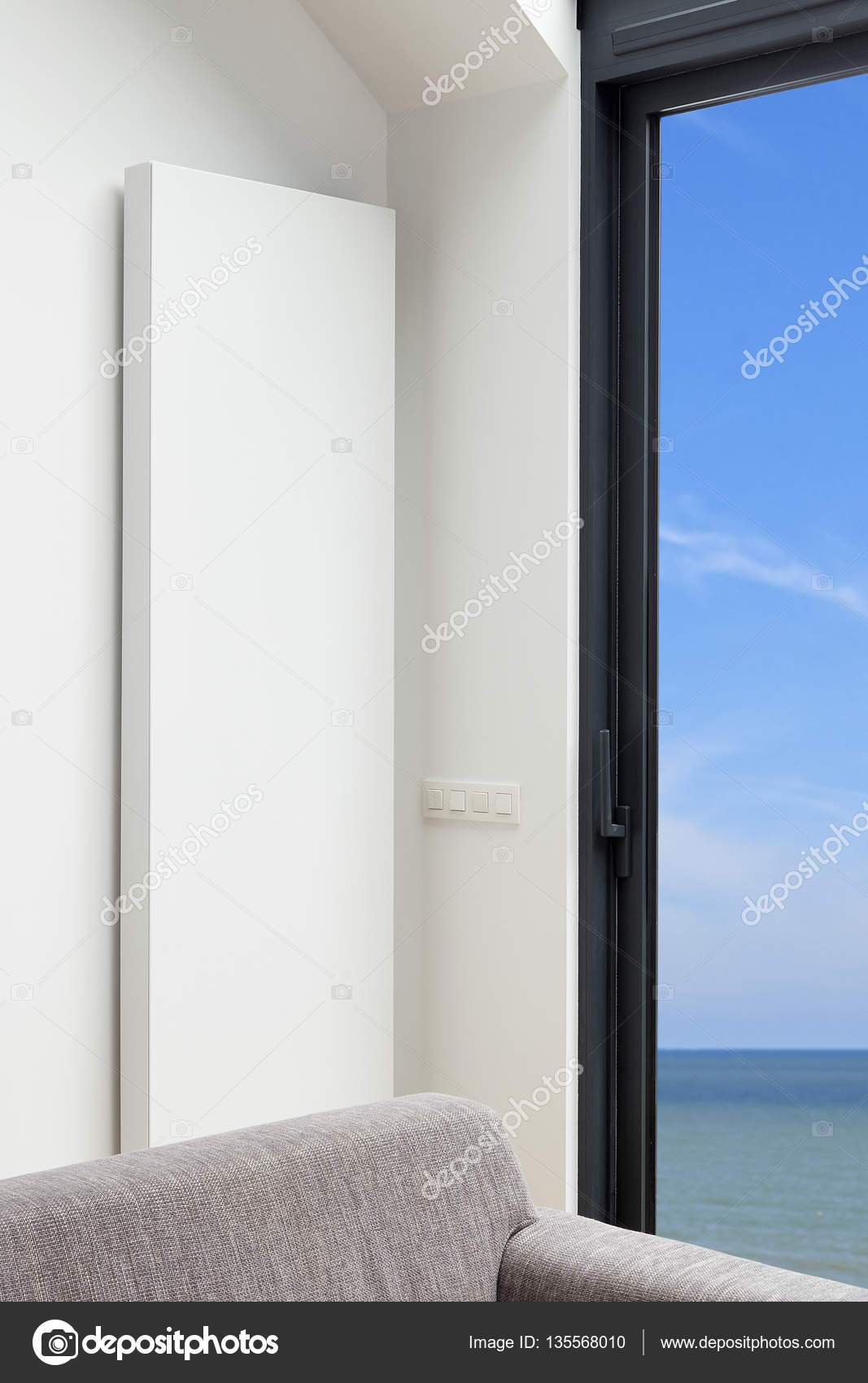 Moderne und Design-vertikal-Heizkörper in der Ecke des lebendigen ... Moderne und Design-vertikal-Heizkörper in der Ecke des lebendigen ...