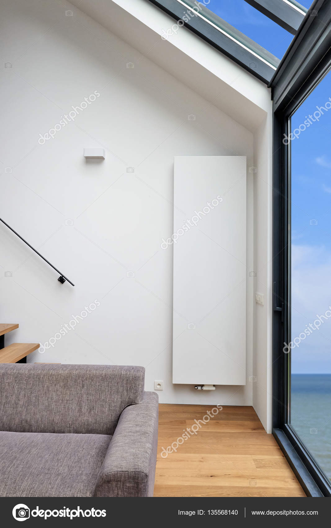 Moderne und Design-vertikal-Heizkörper in der Ecke des ... Moderne und Design-vertikal-Heizkörper in der Ecke des ...