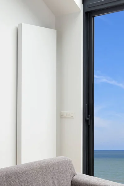 Moderne en design verticale radiator in de hoek van de levende- — Stockfoto