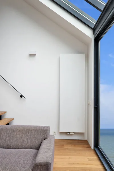 Сучасний і дизайнерський вертикальний радіатор в кутку вітальні - — стокове фото