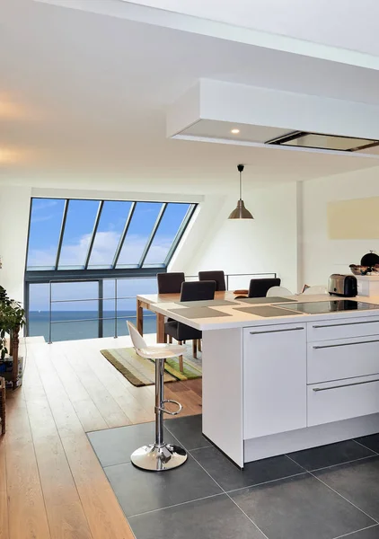 Moderne åbent køkken i renoveret hus - Stock-foto