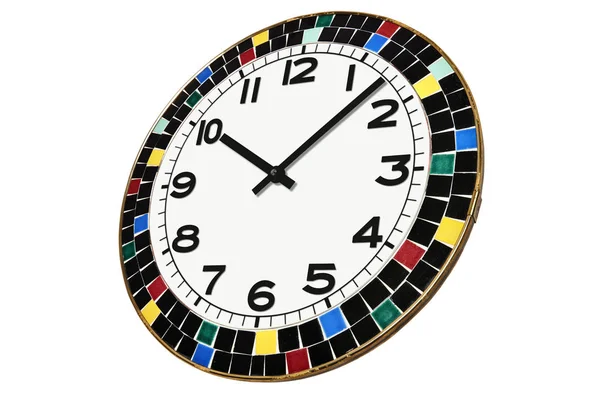 Okrągły zegar, otoczony przez elementy ceramiczne — Zdjęcie stockowe