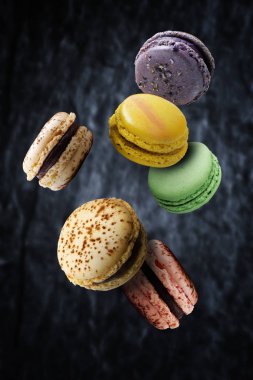 Yüzen çeşitli multi aromalı macaroons 