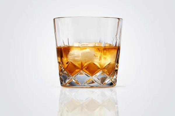 Perfetto bicchiere di whisky e ghiaccio isolato — Foto Stock