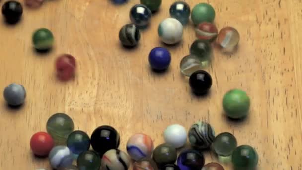 Rolling marbles on wooden board — Stock Video