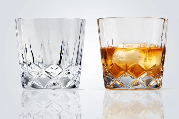 Bicchieri perfetti di whisky e ghiaccio isolati — Foto Stock
