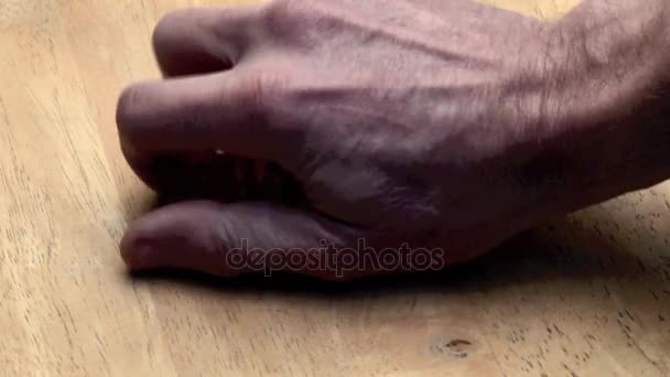 Пять кубиков, брошенных мужской рукой — стоковое видео