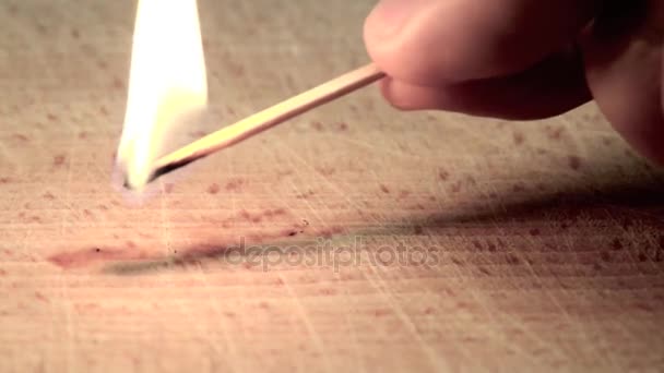 Licht komt overeen met branden op houten plank — Stockvideo