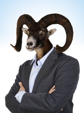 bir insanın vücudunda bir keçi kafası