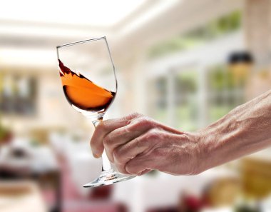 Pembe şarap cam lüks restoranda swirled