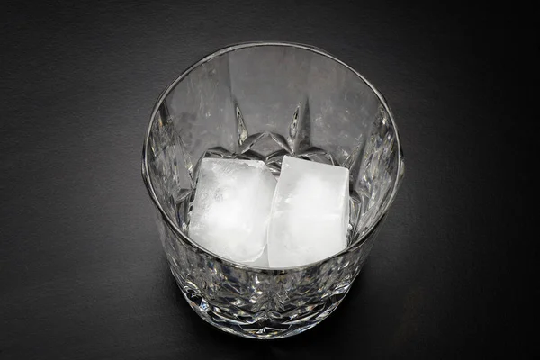 Пустой стакан виски с двумя кубиками льда — стоковое фото