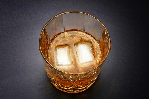 Versare il whisky in un bel bicchiere — Foto Stock