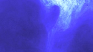 Mürekkep düştü içine su geçiş mavi rengi