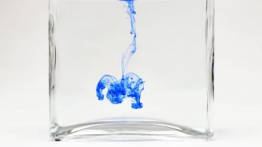 Mürekkep düştü içine su geçiş mavi rengi