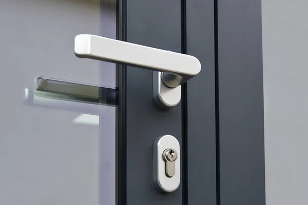 Manija de puerta exterior y cerradura de seguridad —  Fotos de Stock