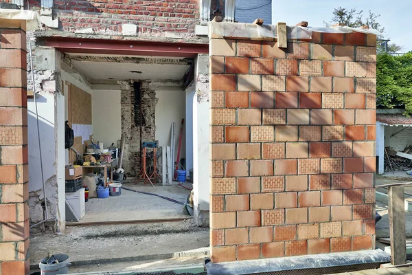 Ny vägg för en modern tillbyggnad — Stockfoto