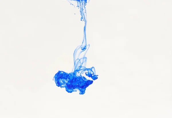 蓝色的抽象过渡色油墨降入水 — 图库照片