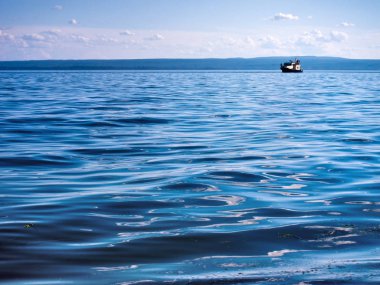 Deniz gökyüzü ve bulutlar yansıması ile