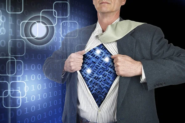 Бизнесмен в костюме супергероя стоит под рубашкой — стоковое фото