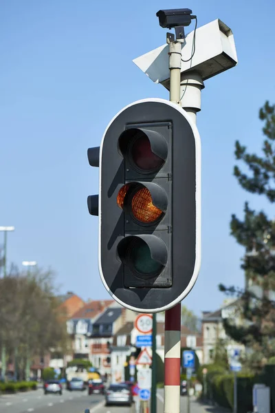 Sarı - turuncu trafik ışık şehir — Stok fotoğraf