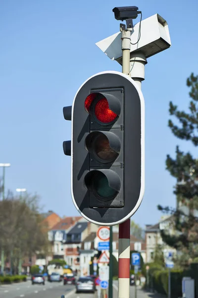 Şehirdeki kırmızı trafik ışığı — Stok fotoğraf