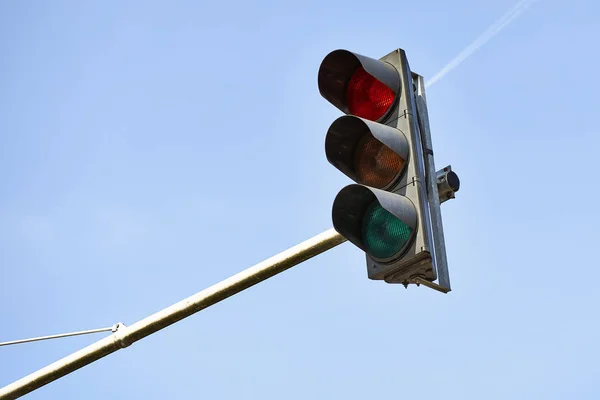 Red traffic light in the city — Stock Photo, Image