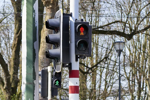 Red and green pedestrian traffic light in the city — Stock Photo, Image