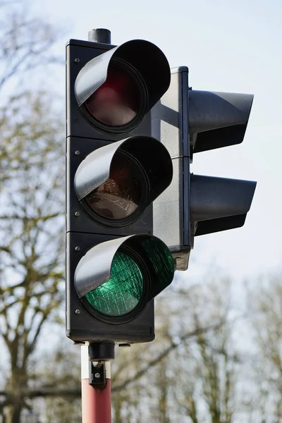 Kentin yeşil trafik ışığı — Stok fotoğraf