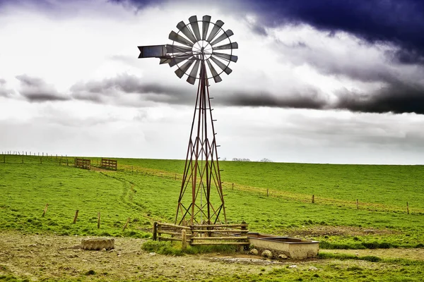 Mulino a vento e cielo nuvoloso — Foto Stock