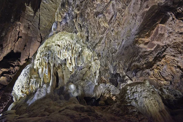 Stalagmity, sloupy a závěsy — Stock fotografie