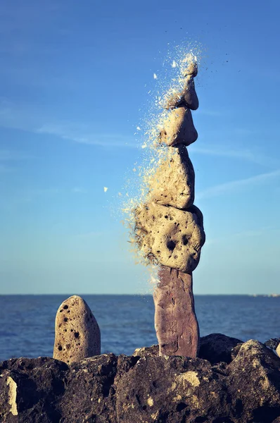 Totem aus Zen-Steinen am Strand zertrümmert — Stockfoto