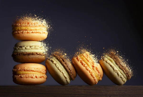 Färgglada macaroons exploderande — Stockfoto