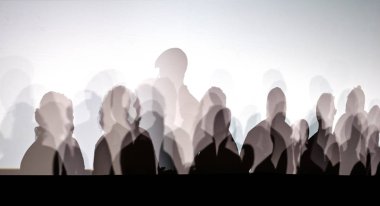 Beyaz duvar üzerinde insanlar gölgeler