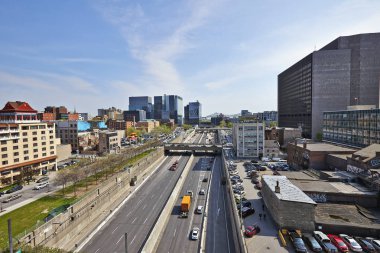 Ville-Marie karayolu ile çok fazla trafik Dowtown Montreal