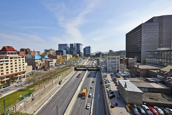 Ville-Marie motorväg med mycket trafik i Dowtown Montreal — Stockfoto