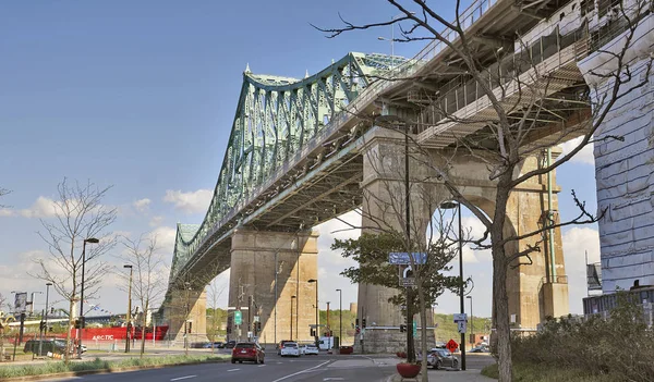 Jacques cartier bridge i en blå himmel i montreal, Kanada — Stockfoto