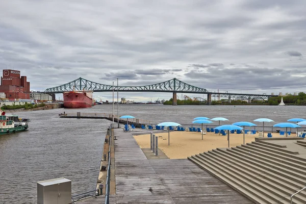 View of Old Montreal's beach, buildings, St. Lawrence River and — Stock Photo, Image