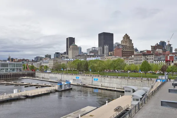 View of downtown Montreal showing the port on the St. Lawrence R — Stock Photo, Image