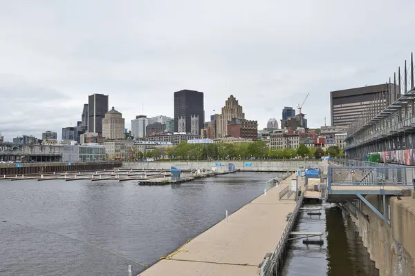 Pohled na centrum Montreal ukazující port na St. Lawrence R — Stock fotografie