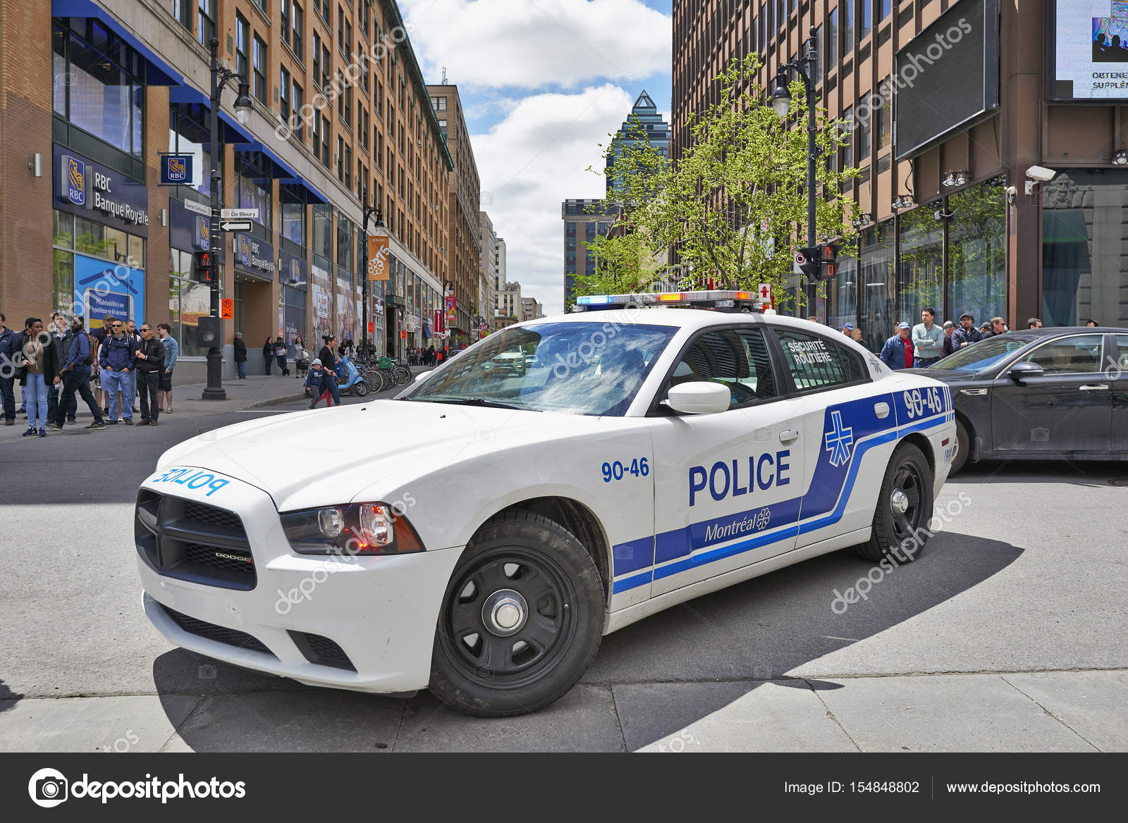 Voiture de police de sécurité stationnée dans les rues de Montréal — Photo éditoriale © Bombaert ...