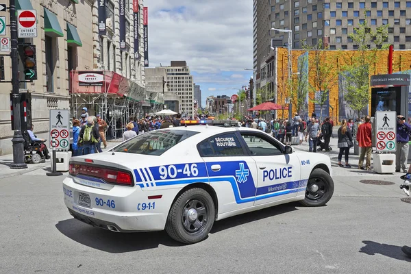 安全辆警车停在蒙特利尔的街道上 — 图库照片