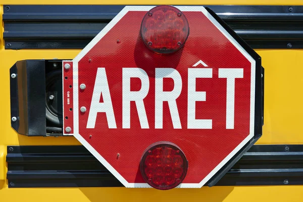 Detail eines Schulbusses, der auf einem Parkplatz am Mont Royal wartet — Stockfoto