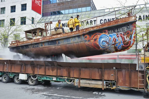 Animated boat with some fishermans along Montreal streets — Stock Photo, Image