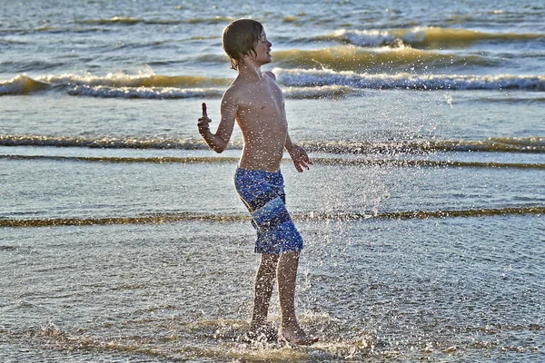 Νεαρό αγόρι που απολαμβάνουν να παίζουν με το νερό — Φωτογραφία Αρχείου