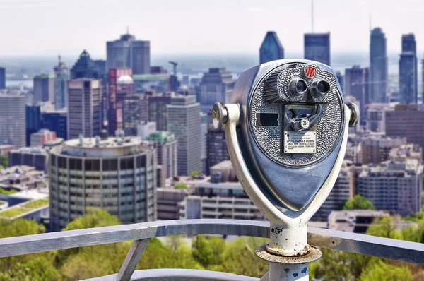 Old vintage binocular no convés com vista para a cidade de Montreal — Fotografia de Stock