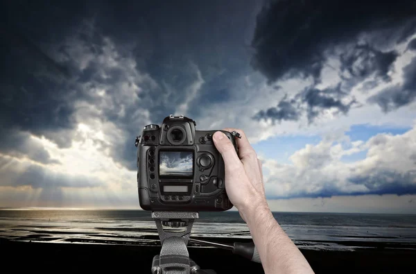 Hand holding a professional camera — Stock Photo, Image