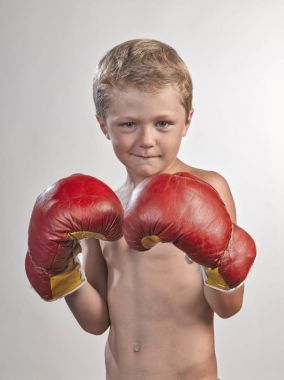 Kırmızı ve sarı eldivenli beyaz çocuk